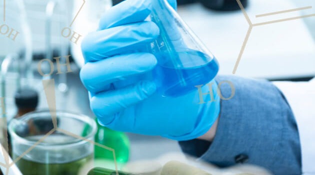 Bannder-Bild für diesen Artikel: Man sieht verschiedenste Kapseln, Pillen und Tabletten sowie einen Labormitarbeiter der eine Phiole mit blauer Flüßigkeit in der Hand hält.
